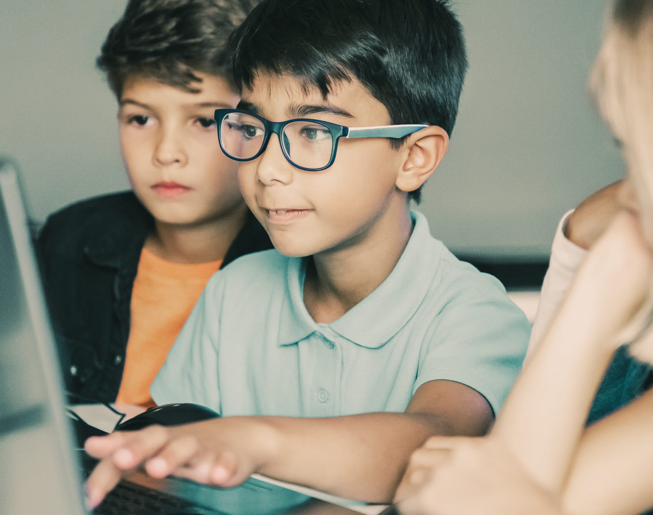 niños estudiando en la computadora