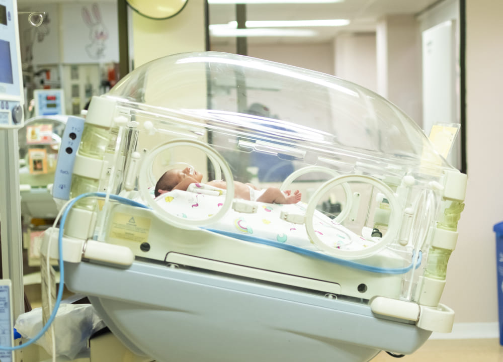 ​Neonato en incubadora en la Unidad de Cuidados Intensivos Neonatales del Hospital