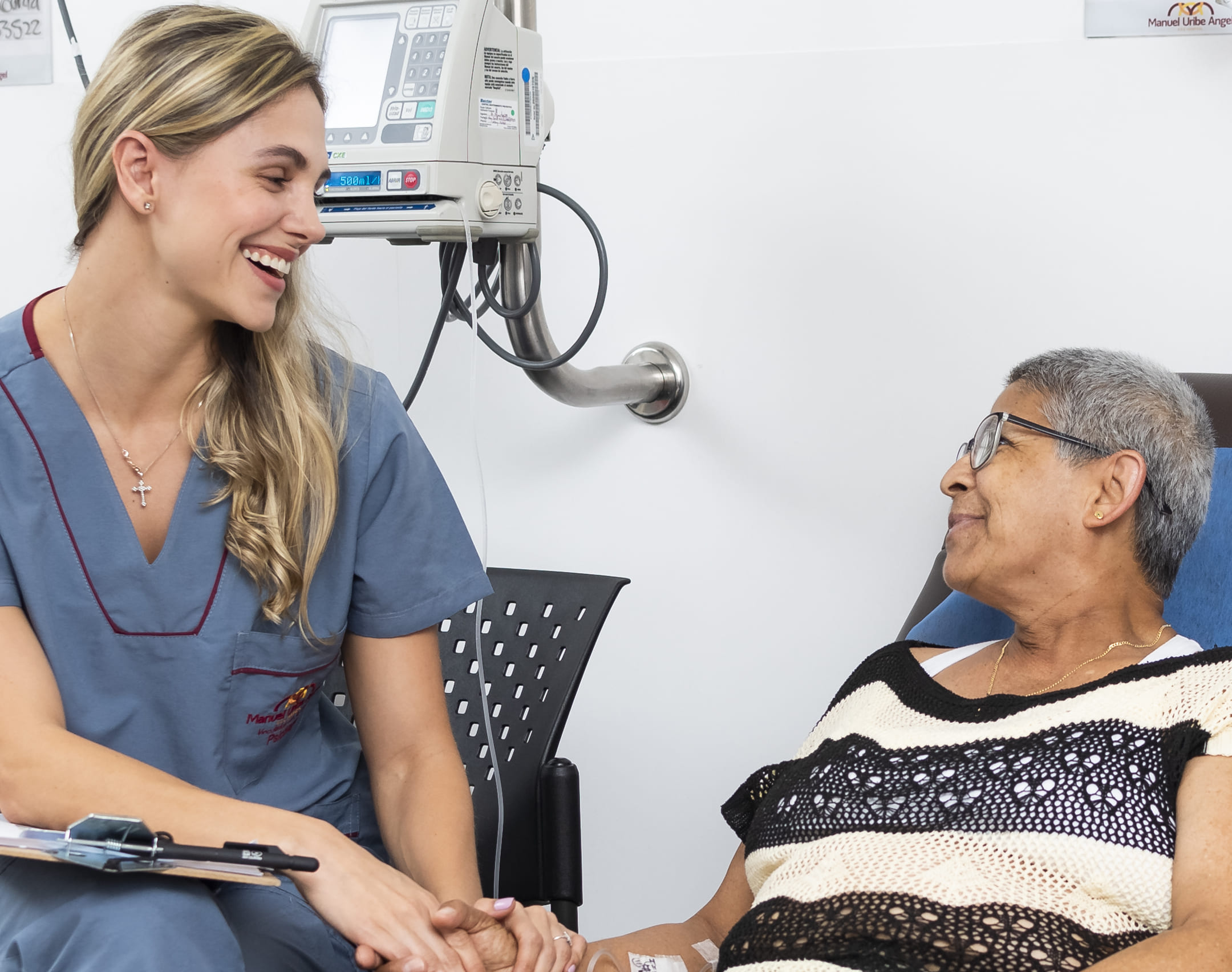 Psicologa toma de la mano paciente de oncología 