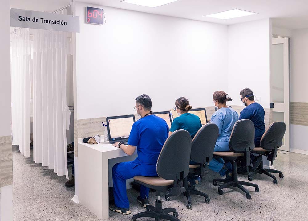 Personal de Urgencias  sentado en sala de transición