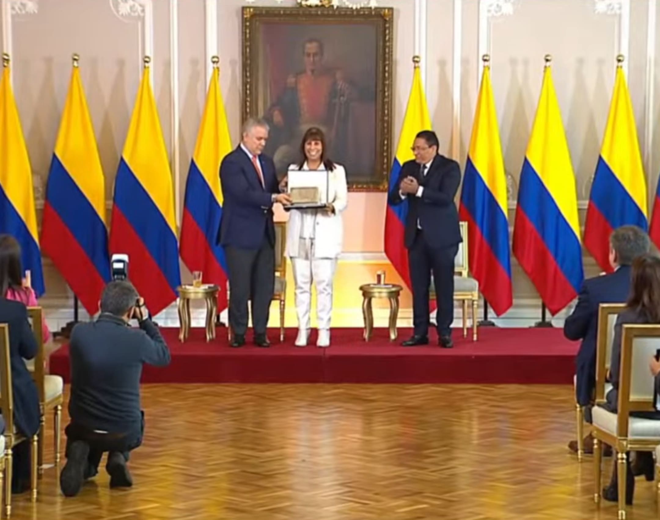 Foto de la gerente con el Presidente de Colombia en premiación